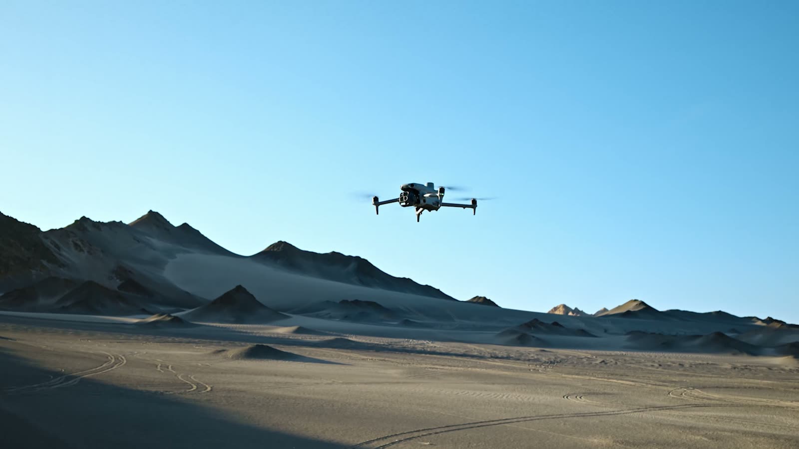 Дрон DJI Matrice выполняет аэрофотосъёмку местности